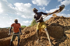 Artisanal diamond miners at work in the alluvial diamond mines around the eastern town of Koidu, Sierra Leone. Credit: Tommy Trenchard/IPS