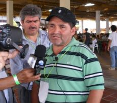 Dario Martinez, whose wiretapped cell-phone conversations were attributed to guerrillas, speaks to the press in Barrancabermeja. - Constanza Vieira/IPS 