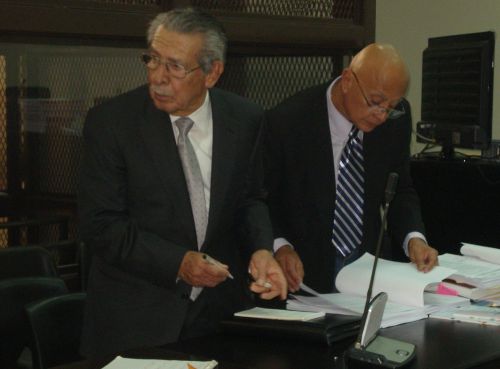 Former dictator Efraín Ríos Montt (left) at the hearing in court, next to his lawyer. - Danilo Valladares/IPS