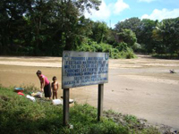 Local 
residents continue to use water from the depleted Coco 
River, despite the signs prohibiting it. / Credit:Courtesy 
of UNOPS