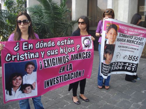 Demonstrators demand that the disappearance of Cristina Siekavizza and her children be investigated. - Danilo Valladares/IPS