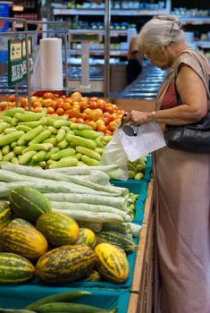 A woman inspects the fresh produce at a supermarket in Mumbai. / Credit:Eurofruit/CC By 2.0