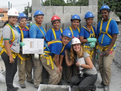 Brazilian women have been making headway in traditionally male-dominated fields. Construction workers in Rio de Janeiro. - Fabiana Frayssinet/IPS