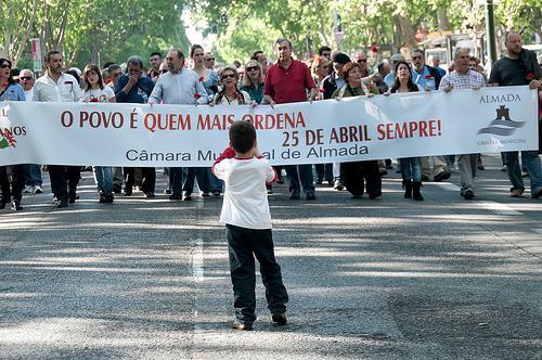 Protest march in Lisbon in defence of the ideals of the Carnation Revolution.  - Daniel Mário/IPS  
