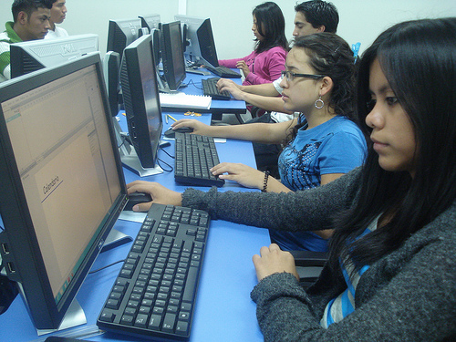 Young people learning computer skills at Campus Tec. - Danilo Valladares/IPS 