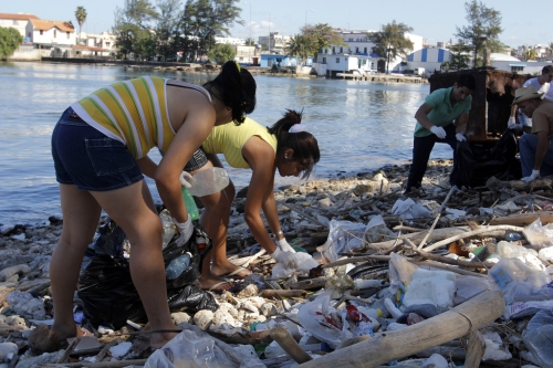Twitterers take time to clean up the Almendares river in Havana.  - Jorge Luis Baños/IPS 