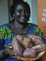 Scientific researcher Mary Anyango Oyunga is communicating her research findings on sweet potatoes to women smallholder farmers. / Credit:Karen Homer