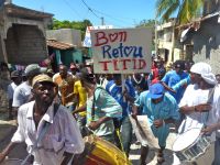 Fanmi Lavalas march for Aristide's return descends from Bel-air.  - Ansel Herz/IPS