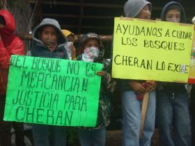 Indigenous children hold placards supporting the struggle in Cheran. - Daniela Pastrana/IPS