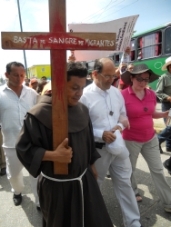 Catholic priests and activists Tomas Gonzalez, left, and Alejandro Solalinde lead the march. - Emilio Godoy/IPS 