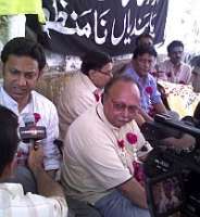 Faisal Aziz (Association of TV Journalists) and Shamimur Rehman (Karachi Union of Journalists) at a sit-in protest. / Credit:Beena Sarwar/IPS
