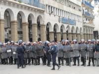 La polizia schierata, pronta a disperdere una manifestazione organizzata ad Algeri, in Boulevard Amirouche. Giuliana Sgrena/IPS