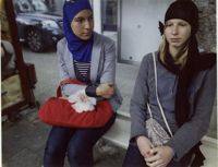 Le figlie di Fatima Rafiy e Inge Rombaut indossano un foulard sul capo e un foulard con sciarpa intorno al collo Carmen de Vos