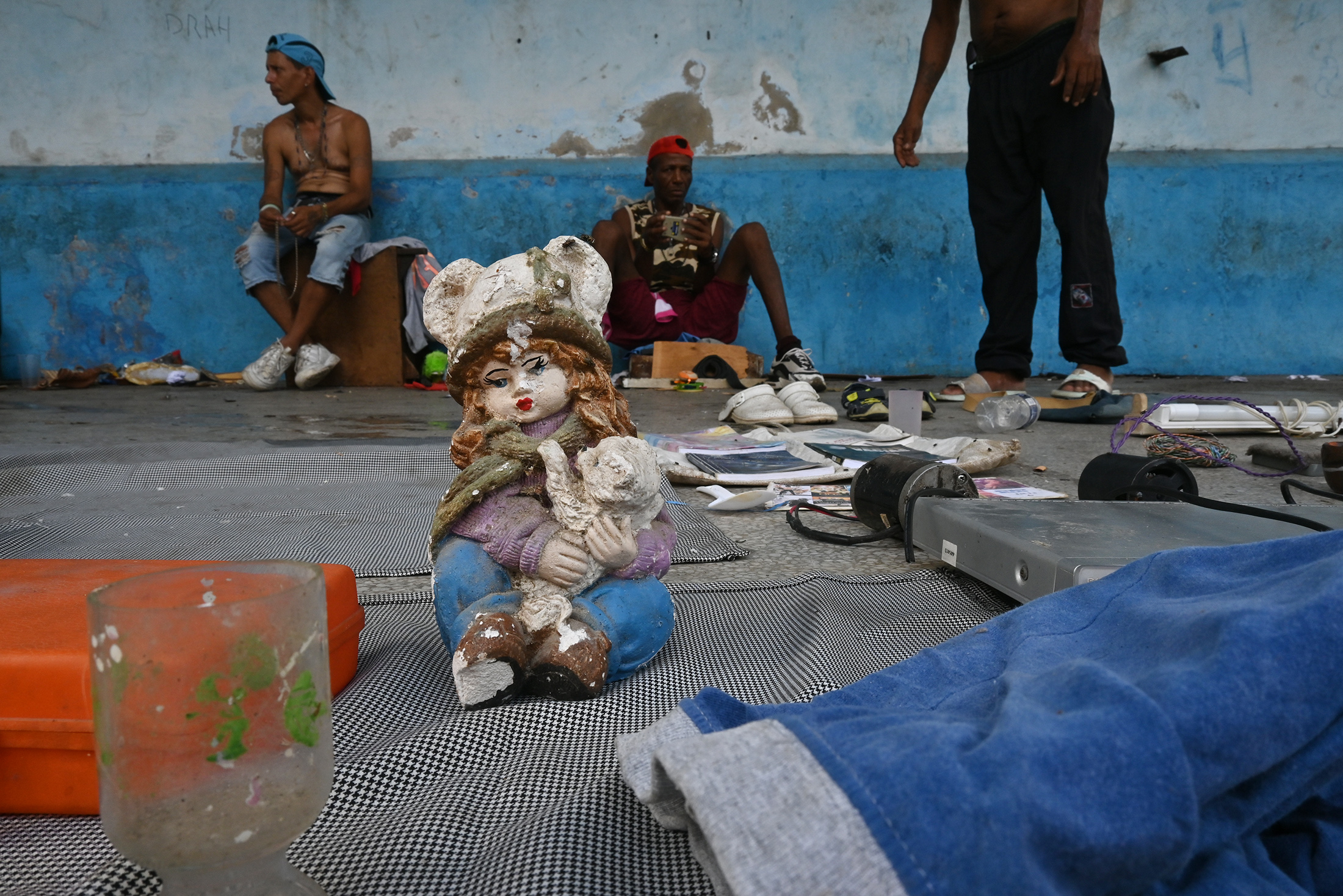 Kuvateksti: Miehiä myymässä jätteen seasta kerättyjä tavaroita Havannan kadulla. Kuuban hallitus on todennut, että monet almua pyytävät ihmiset eivät ole kodittomia. Kuva: Jorge Luis Baños/IPS