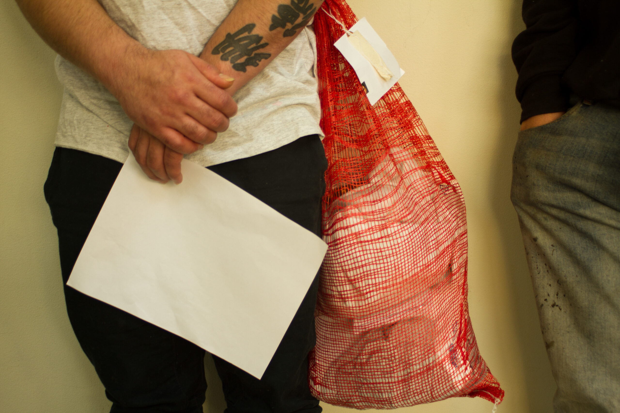 Yhdysvalloista karkotettu salvadorilainen maahanmuuttokeskuksessa San Salvadorin itäosassa. Hänellä on mukanaan laukku, johon on pakattu vain muutama henkilökohtainen tavara. Edgardo Ayala/IPS