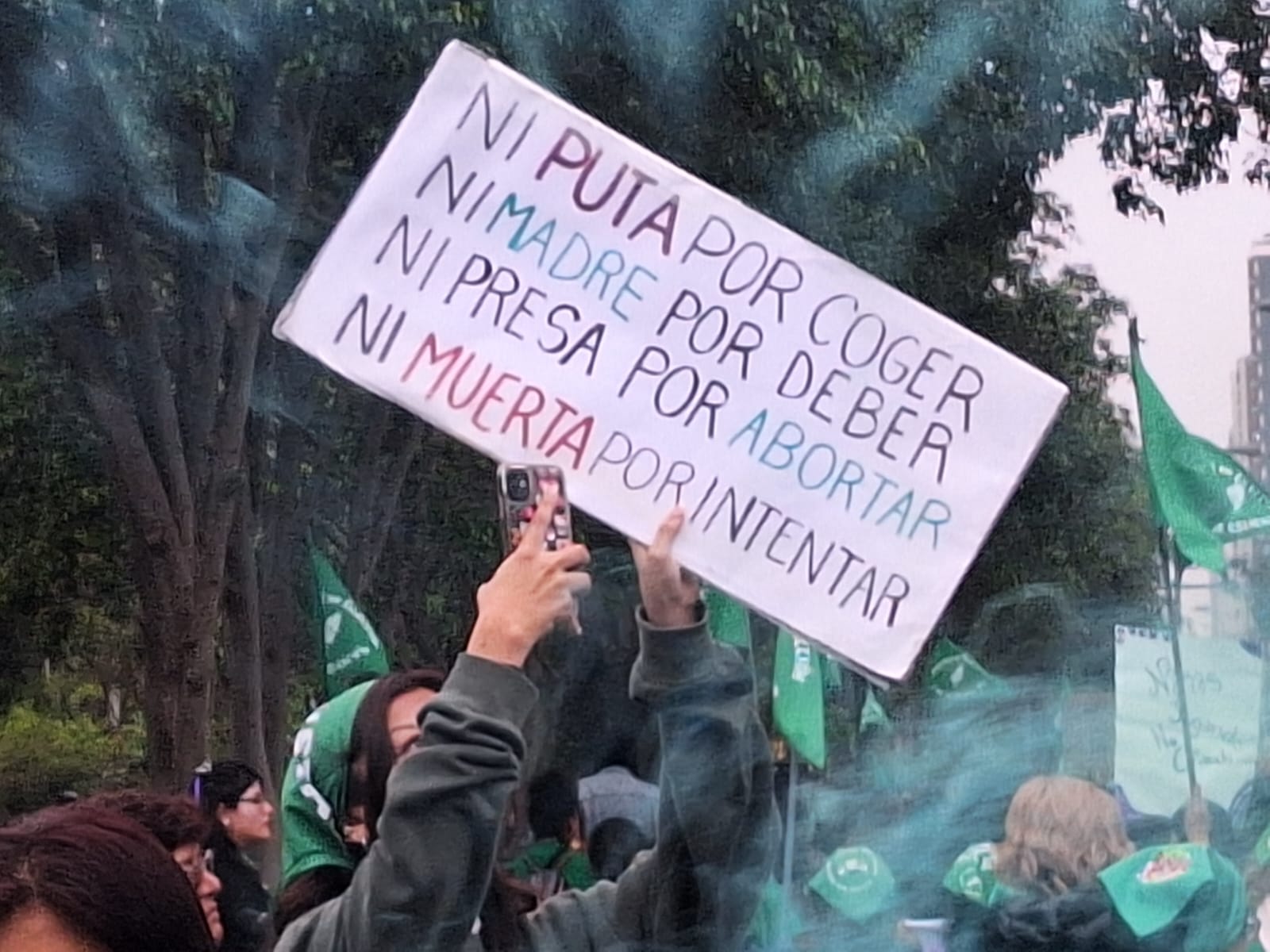 Kuvateksti: Sukupuolistereotypiat ovat naisten lisääntymisoikeuksia rajoittavien lakien taustalla Latinalaisessa Amerikassa. Kuvassa feministiaktivistit osoittavat mieltään Limassa 28. syyskuuta, jolloin vietetään kansainvälisestä päivää laillisen ja turvallisen abortin puolesta. Kuva: Mariela Jara/IPS