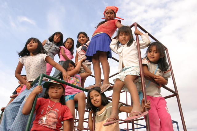 Puutteet koulutuksessa, terveydenhuollossa, turvallisessa ympäristössä ja terveellisessä ravinnossa muodostavat moniulotteisen köyhyyden ytimen, joka loukkaa lasten oikeuksia ja hyvinvointia erityisesti Perun maaseudulla. Lapsuudessa koetun köyhyyden seuraukset voivat jatkua koko elämän ajan. Kuva: Mariela Jara/IPS