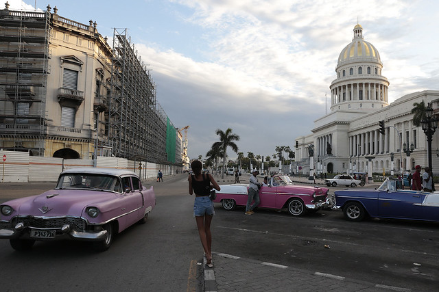 Tyttö juoksee klassikkoautojen ohi Havannan vanhassakaupungissa. Lokakuun 2025 loppuun mennessä Kuuba on vastaanottanut vain 80 prosenttia edellisvuoden vastaavan ajanjakson turistimäärästä. Kuva: Jorge Luis Baños/IPS