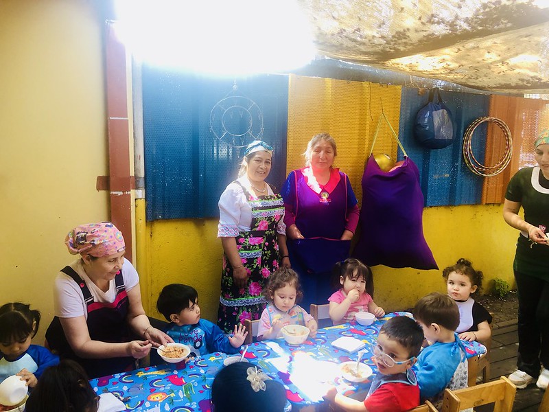 Mapuche-opettajat María Eugenia Cañumir ja Ruth Coilla Canio Taiñ Folil -päiväkodissa, jossa on yksi Santiagon alueen uusista kielipesistä. Kuva: Orlando Milesi/IPS