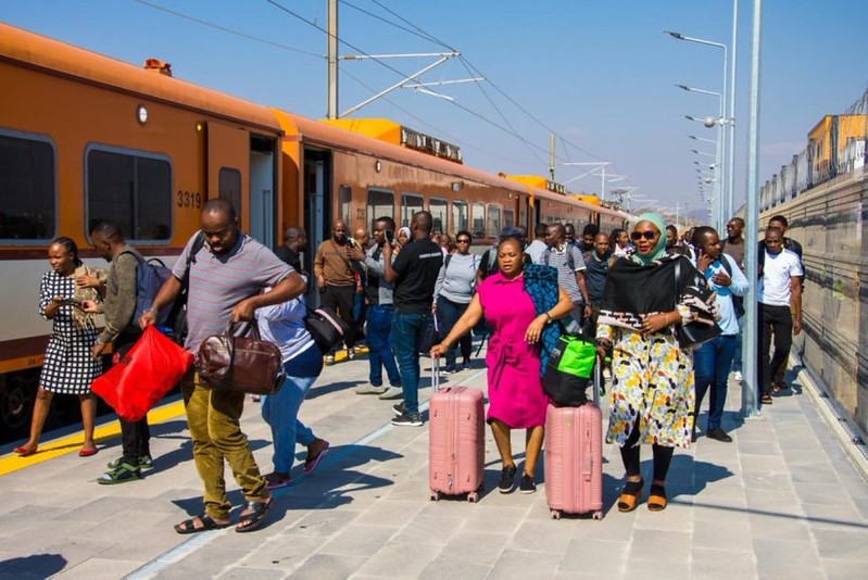 Matkustajat tungeksivat sähköjunaan Tansanian pääkaupungissa Dodomassa hetkeä ennen kuin matka peruttiin tulvien ja äärimmäisten sääolosuhteiden vuoksi. Kuva: Kizito Makoye/IPS