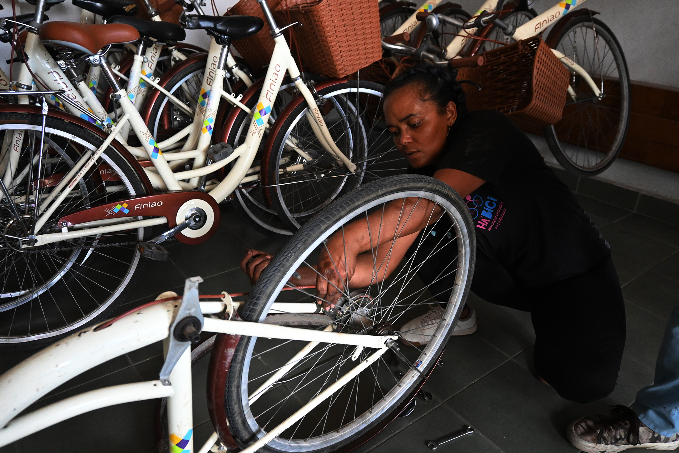 Vélo Cuban työntekijä huoltaa polkupyörää yrityksen työpajassa Havannassa. Yritykset, jotka tarjoavat ratkaisuja liikkumiseen polttoainepulan keskellä, ovat kasvattaneet myyntiään viime aikoina. Kuva: Jorge Luis Baños/IPS