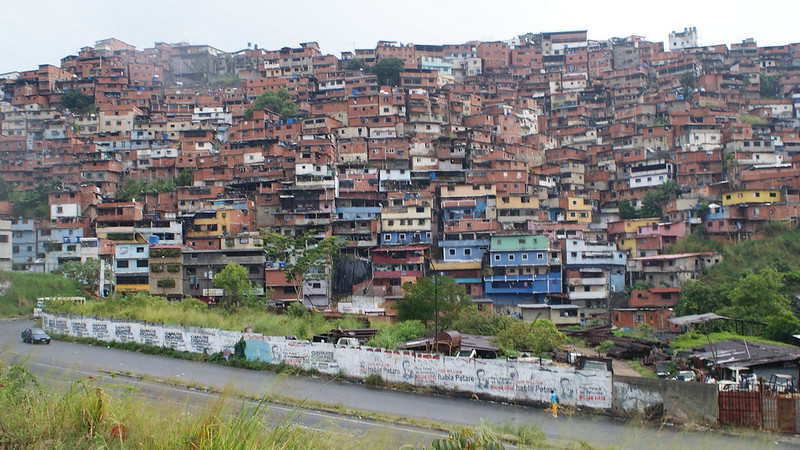 Sadattuhannet ihmiset elävät ahtaasti ja vailla riittäviä palveluja Petaren rinteillä Caracasin itälaidalla. Petare on Venezuelan suurin slummi ja monien asiantuntijoiden mukaan myös Latinalaisen Amerikan suurin. Kuva: Humberto Márquez/IPS