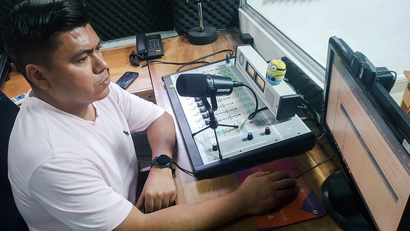 Henry Barillas on Bálsamo-radion tuottaja. Bálsamo on yksi El Salvadorissa nykyisin toimivista 19 yhteisöradiosta. Viime vuosina ne ovat joutuneet taloudellisen ja poliittisen paineen alle ja niiden tulevaisuus on uhattuna. Kuva: Edgardo Ayala/IPS