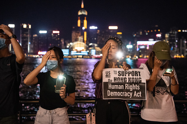 Vuoden 2019 kaltaisia demokratiaprotesteja on yhä vaarallisempi toteuttaa Hongkongissa Kiinan kiristyvän otteen vuoksi. Aktivistit peittävät toisen silmänsä solidaarisuuden eleenä. Kuva: Laurel Choir/IPS.