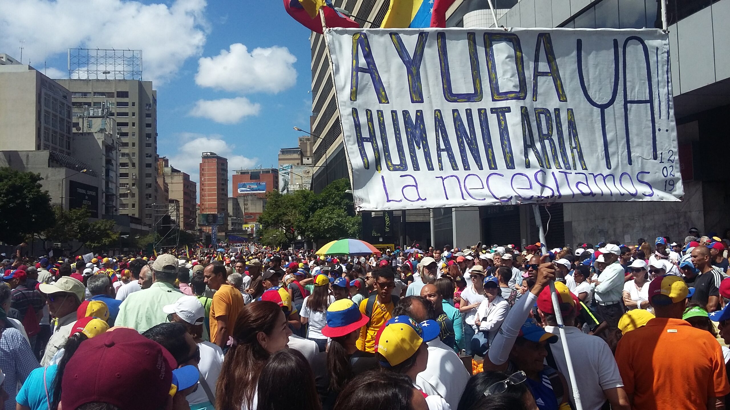 Kuvituskuvassa venezuelalaiset pyytävät humanitaarista apua vuoden 2019 kriisissä. Maanjäristys tapahtui valtiossa, joka on vuosikymmenten jatkuvien kriisien kurittama. Kuva: Humberto Márquez/IPS
