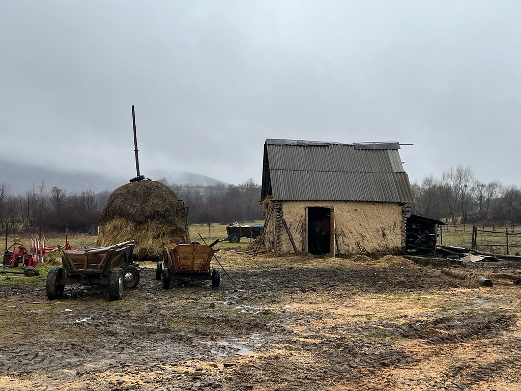 Ukrainan romanit elävät monin paikoin köyhyydessä, ja sota on vain pahentanut heidän olosuhteitaan. Kuvassa talo Taka-Karpaateilla sijaitsevassa romanikylä Pasikassa. Kuva: Ninarose Koponen/Fida International