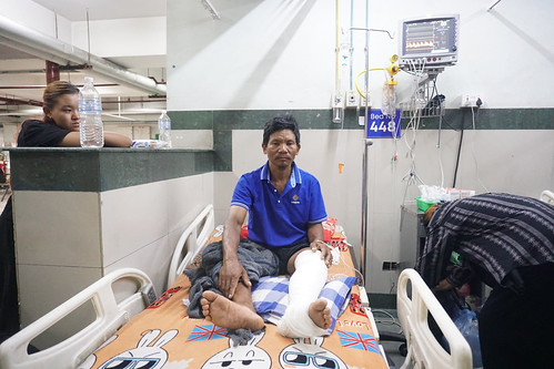 Bhotekoshin tulvasta pelastunut Subash Tamang on hoidettavana Kathmandun Trauma Centerissä. Kolme hänen perheenjäsentään on edelleen kateissa. Kuva: Sunita Neupane/IPS
