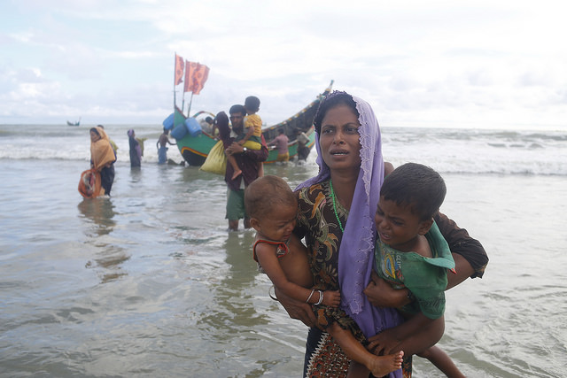 Rohingyaflyktingar anländer med båt efter att ha tagit sig över floden Naf, som skiljer Bangladesh och Burma åt. Foto:IPS