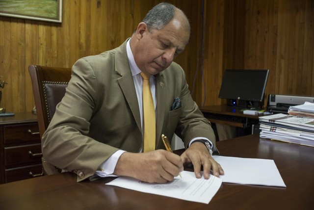 On Sep. 10 Costa Rican President Luis Guillermo Solís signed a decree making IVF legal after it was banned for 15 years. Credit: Casa Presidencial