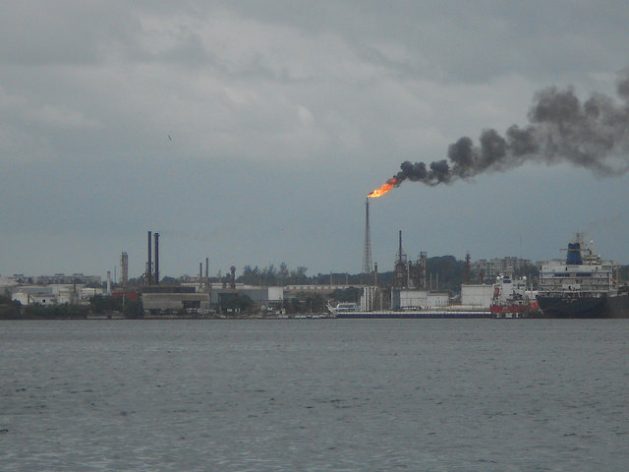 The burning of fossil fuels is the main source of GHG emission in Latin America; view of the Ñico López refinery in Havana. Credit: Emilio Godoy/IPS