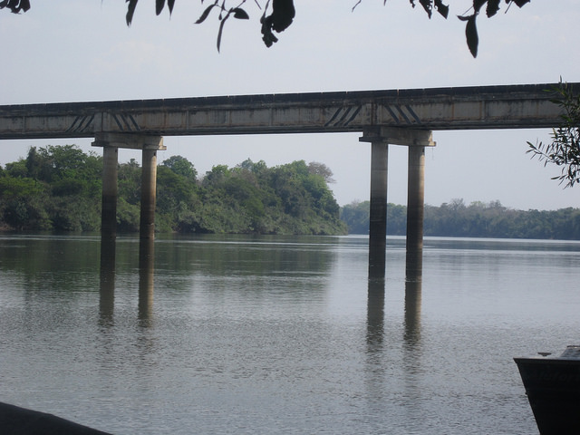 The Teles Pires river, where it winds its way past the future Sinop and Colider hydropower plants, under a bridge on BR-163, the road used to transport most of the soy produced in the state of Mato Grosso northwards to Miritituba, the start of the Tapajós river waterway, which continues along the Amazon river until running into the Atlantic ocean, in Northeast Brazil. Credit: Mario Osava/IPS