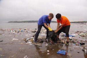 Erik Solheim participates in the largest beach clean-up in history at Versova Beach Clean-Up in Mumbai, India, in October 2016. Photo courtesy of UNEP