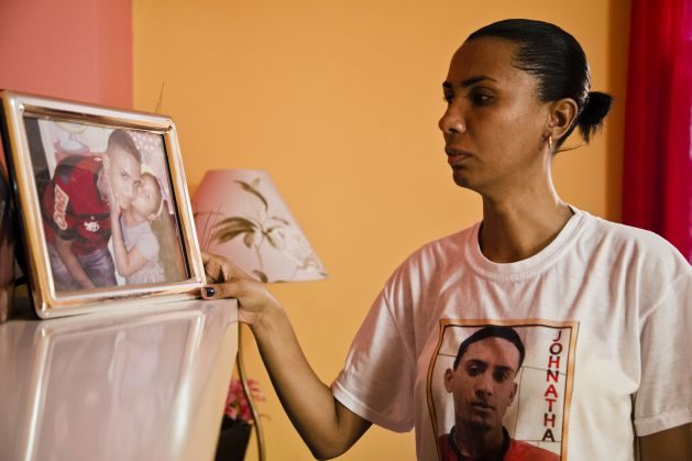 Marielle Franco Was Always There for Us and Now We’re There for Her - Ana Paula, resident of Manguinhos in Rio de Janeiro, mother of Johnatha de Oliveira, a 19 year-old boy killed by military police officers on 14 May 2014. The case of Jonatha's killing is portrayed in the report "You killed my son - Homicides by military police in the city of Rio de Janeiro", AMR 19/2068/2015 launched on August 2015. The report "You killed my son" denounces extrajudicial executions by military police officers in Rio de Janeiro and the pattern of non-investigation and impunity surrounding police killings.