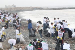 Volunteers from the Peruvian Institute for the Protection of the Environment Vida clean up the waste washed up by the sea on the coast near Lima. Half of the 6,000 tonnes of marine debris collected by the organisation since 1998, with the support of 200,000 volunteers, is disposable plastic. Credit: Courtesy of Vida