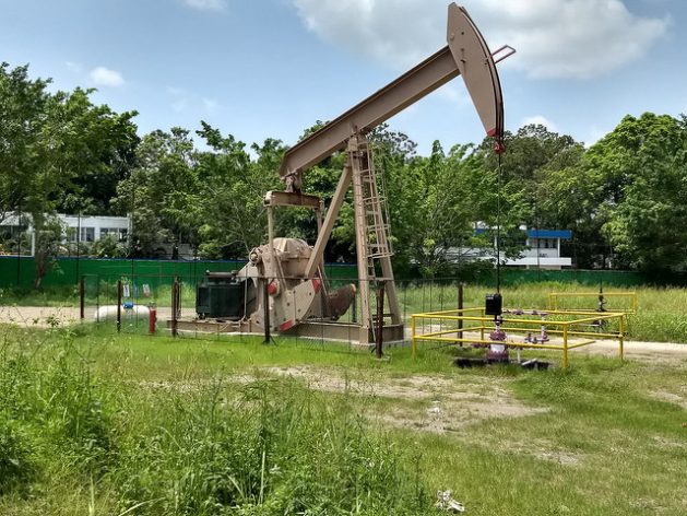 The new trade agreement between Canada, the United States and Mexico includes the energy sector, which was not in the previous treaty, and while it recognises Mexico's ownership of fossil fuels, it strengthens favourable conditions for foreign companies. The picture shows an oil well in the city of Poza Rica, in the southeastern Mexican state of Veracruz. Credit: Emilio Godoy/IPS