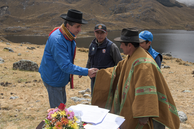 Ivan Lucich (left), executive president of the National Superintendency of Sanitation Services, participates in the signing of an agreement between the company EP Emusap and the rural communities of Micaela Bastidas and Atunpata, in the southern Andean municipality of Abancay, to implement the Mechanism of Remuneration for Ecosystem Services in the micro-watershed of Mariño, in Peru. CREDIT: Sunass