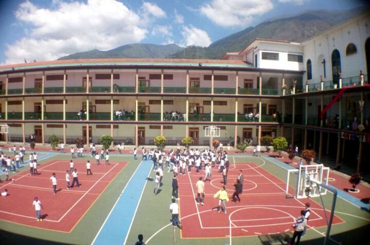 A view of the María Auxiliadora school in a middle and upper-middle class area of Caracas. In private education, families must make extraordinary contributions to improve teachers' salaries and thus hold onto them. CREDIT: Oema