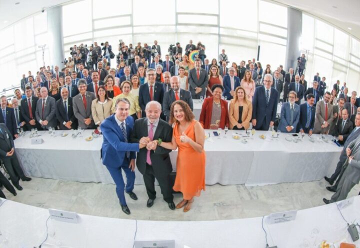 A meeting in Brasilia of the rectors of Brazil's public universities with President Luiz Inácio Lula da Silva, which shows that most of the top university authorities are men, despite the fact that the majority of the university population is female. Luciana Santos, the first woman to hold the post of Minister of Science, Technology and Innovation, next to the president in the foreground, represents a hope for a greater female presence in the exact sciences. CREDIT: Ricardo Stuckert / PR