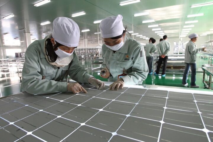 Workers in a solar panel factory in China, by far the world's largest producer. The Zulia and Venezuela Solar associations are asking the government to use its political and commercial ties with Beijing to negotiate a massive import of solar panels, and to make them affordable by eliminating taxes and granting soft loans. CREDIT: Xataka