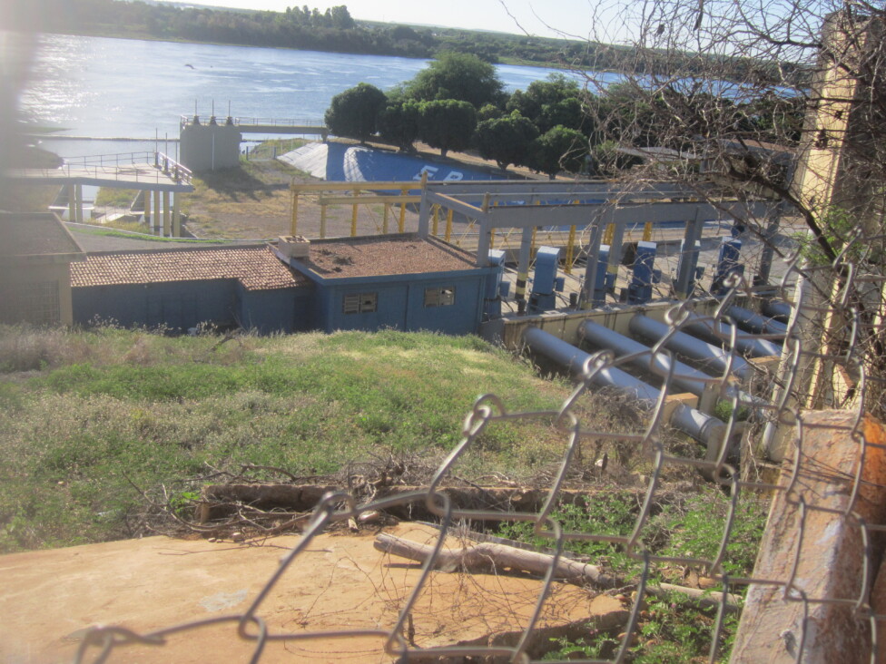 Water pumping station from the São Francisco river to irrigate fruit farming at a project near Juazeiro, a production and export hub for fruit, especially mangoes and grapes, in Brazil's arid northeast. Credit: Mario Osava / IPS
