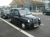 Un taxi inglese all'areoporto di Heathrow Wikipedia commons