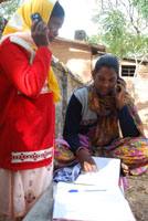 Due donne di un villaggio indiano imparano a utilizzare il nuovo sistema di comunicazione via cellulare CG Net Swara. S.Choudhary/IPS