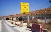 Checkpoint lungo una strada destinata ai palestinesi. Le strade principali sono riservate ai coloni israeliani. Mel Frykberg/IPS