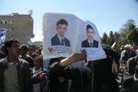 I manifestanti a Sanaa mostrano le foto di giovani arrestati Yazeed Kamaldien