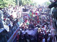 Bus di giornalisti all'arrivo di Bhutto poco prima dell'esplosione Beena Sarwar/IPS