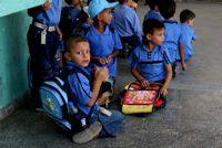 I ragazzi restano fuori dalla classe per uno sciopero degli insegnanti Mohammed Omer/IPS